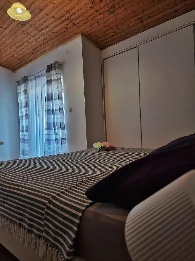 Guesthouse Dila Galovac  Galovac (Zadar)